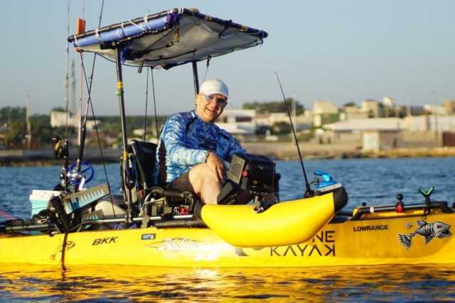 A Bari c'� chi pesca a bordo dei kayak: �Per vivere un intenso ed ecologico rapporto con il mare� 